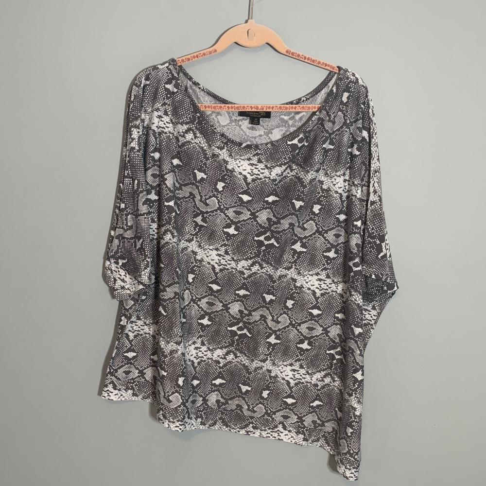NEW Suzanne Betro‎ 4X Snakeskin Print Asymmetrical Hem Top Women's
